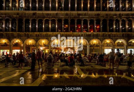 Concert nocturne sur la place Saint-Marc à Venise, Vénétie, Italie, Europe Banque D'Images