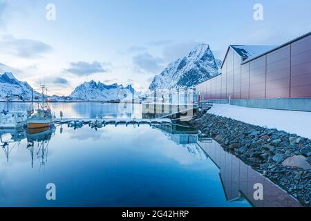 Village de pêcheurs de Reine sur les îles Lofoten la nuit, Reine, Norvège Banque D'Images