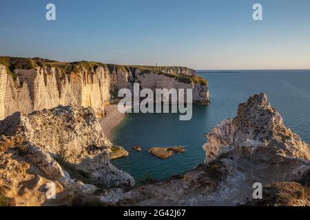 Falaises de craie falaise à l'heure d'or près d'Étretat, Normandie, France. Banque D'Images