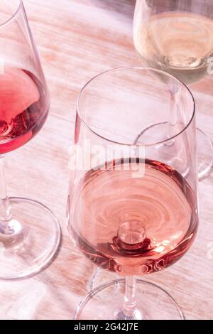 Dégustation de vin, vin de différentes couleurs Banque D'Images