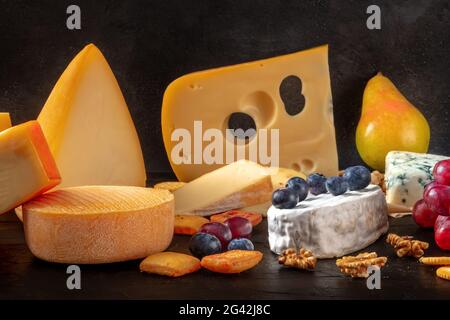 Fromage et fruits. Une sélection de fromages européens Banque D'Images