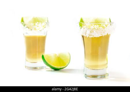 Doses de Tequila avec bords salés et tranches de lime Banque D'Images