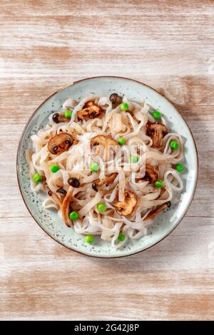 Pâtes au konjac aux champignons et aux petits pois verts, prises d'en haut Banque D'Images