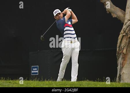 San Diego, États-Unis. 18 juin 2021. Louis Oosthuizen, d'Afrique du Sud, joue le septième tee au cours du second tour au 121e championnat américain ouvert au parcours de golf de Torrey Pines à San Diego, en Californie, le vendredi 18 juin 2021. Photo de Richard Ellis/UPI crédit: UPI/Alay Live News Banque D'Images