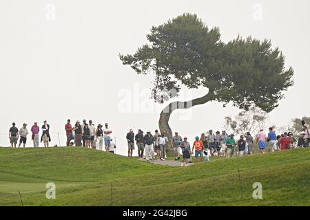 San Diego, États-Unis. 18 juin 2021. Les spectateurs regardent le deuxième tour de jeu le vendredi 18 juin 2021, lors d'une matinée farade au 121e championnat américain ouvert au parcours de golf de Torrey Pines à San Diego, en Californie. Photo de Richard Ellis/UPI crédit: UPI/Alay Live News Banque D'Images