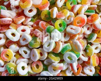 Assortiment de bonbons et de gelées en fond. Beaucoup de bonbons colorés en gelée saveur de bonbons. Vue de dessus. Banque D'Images