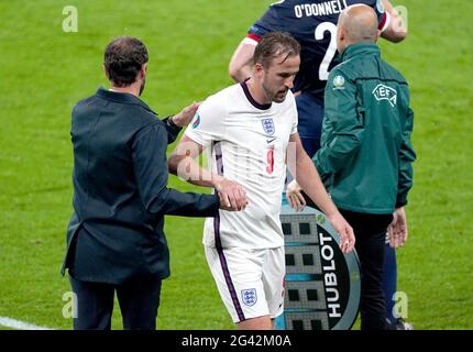 Harry Kane, en Angleterre, se serre la main avec le Manager Gareth Southgate après avoir été remplacé lors du match de l'UEFA Euro 2020 Group D au stade Wembley, Londres. Date de la photo: Vendredi 18 juin 2021. Banque D'Images