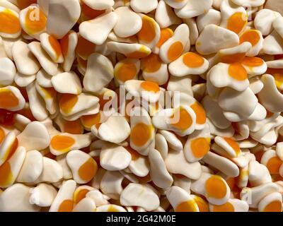Délicieux œufs frits par gelée. Faites un gros plan sur les bonbons colorés de bonbons à sucre. Assortiment délicieux en gelée Banque D'Images