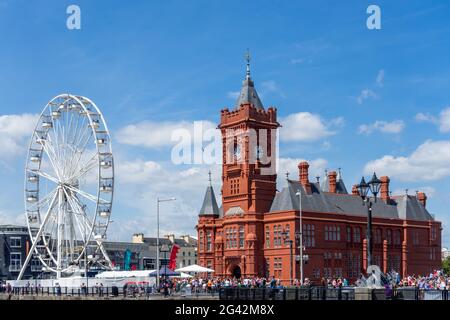 CARDIFF/UK - Juillet 7 : Vue sur la grande roue et le Pierhead Building à Cardiff le 7 juillet 2019. Des personnes non identifiées Banque D'Images