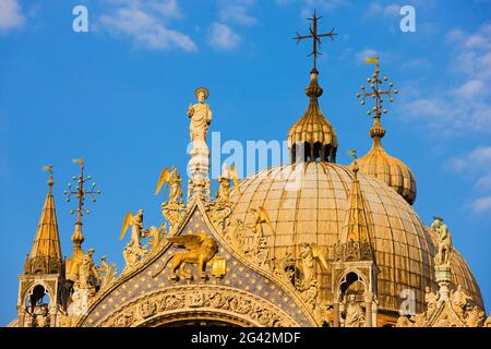 Dômes de la basilique Saint-Marc, Venise, Italie Banque D'Images