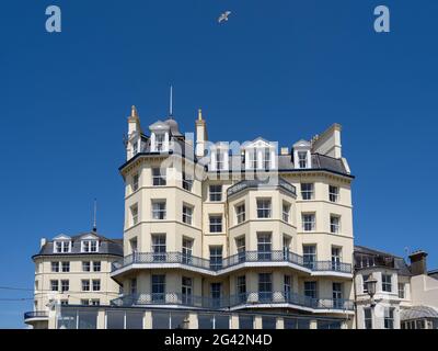 EASTBOURNE, EAST SUSSEX/UK - JUIN 16 : vue sur l'hôtel Queens à Eastbourne le 16 juin 2020 Banque D'Images