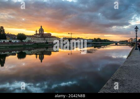 FLORENCE, Toscane/Italie - le 19 octobre : Voir des bâtiments le long de l'Arno à Florence au crépuscule le 19 octobre 2019 Banque D'Images