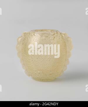 Vase en verre jaune avec une décoration de bulles d'air. Sol plat. Corps sphérique aplati latéralement avec deux oreilles lobées lourdes. Décoration des bulles d'air dans le corps et les oreilles. La signature Daum Nancy France et la croix de Lorraine gravées sur le fond avec l'aiguille. Banque D'Images