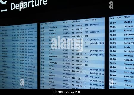 Cartes de départ avec liste des destinations affichées à l'aéroport de Vienne, colonnes en allemand indiquant l'heure, l'heure de départ réelle, la destination, le vol Banque D'Images