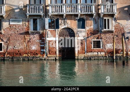 Vue sur la façade de la maison le long du Grand Canal, Venise, Vénétie, Italie, Europe Banque D'Images