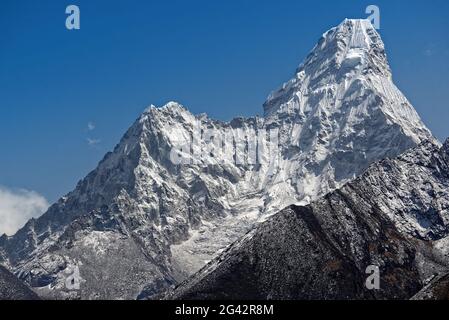 Le Shapely Ama Dablam en Solo Khumbu, Népal, Himalaya, Asie. Banque D'Images