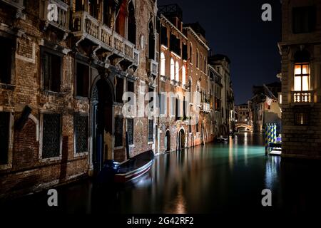 Vue sur les façades vénitiennes la nuit, en arrière-plan le Palazzo Tetta, San Marco, Venise, Vénétie, Italie, Europe Banque D'Images