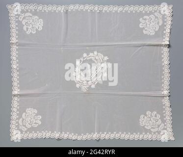 Couverture de communion à partir de la broderie de bord avec l'agneau sur un livre. Feutrine de communion de broderie à bords de couleur naturelle, pierres tulées sur l'usinage. Modèle rectangulaire. Motif avec un motif détaché et incliné d'un agneau au milieu dans une couronne ovale. L'agneau tient un bâton avec un vaantje avec le monogramme I.H.s. L'agneau est sur un livre placé en perspective, qui est fermé avec sept timbres. La couronne est faite de vignes avec des légumes de raisin, des feuilles de vin et des épis de maïs. Le tapis est fini autour avec un bord glissant, le long duquel un bord fermé avec une concaténation de feuilles avec rosette fl Banque D'Images