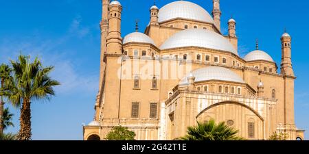 Mosquée de Muhammad Ali contre ciel bleu, Al Abageyah, El Khalifa, le Caire, Egypte Banque D'Images