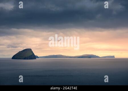 Île de Koltur au coucher du soleil, îles Féroé Banque D'Images