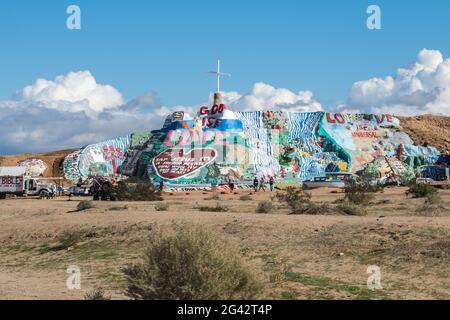 Un environnement visionnaire et coloré à flanc de colline, fait par l'homme, près de Slab City, en Californie Banque D'Images