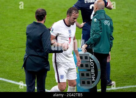 Harry Kane, en Angleterre, se serre la main avec le Manager Gareth Southgate après avoir été remplacé lors du match de l'UEFA Euro 2020 Group D au stade Wembley, Londres. Date de la photo: Vendredi 18 juin 2021. Banque D'Images