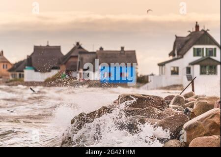 Vue sur les maisons du Graswarder à Heiligenhafen pendant une tempête du nord-est, mer Baltique, Ostholstein, Schleswig-Holstein, Allemagne Banque D'Images
