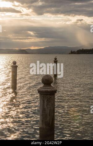 Bollard d'un ancien quai de ferry, Garda, Lac de Garde, province de Vérone, Italie Banque D'Images