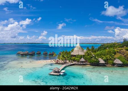 Vue aérienne du Sofitel Bora Bora Private Island Resort avec bungalows sur l'eau à Bora Bora Lagoon, Vaitape, Bora Bora, Leeward Islands, French Polyn Banque D'Images