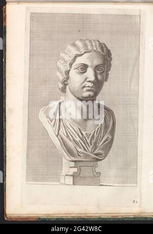 Buste d'une femme aux cheveux ondulés de longueur moyenne. L'imprimé fait partie d'un album avec une série de gravures sur les sculptures de la collection de Gerard Reynst. Banque D'Images