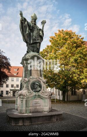 Monument Ulrich en face du tribunal de district, Dillingen an der Donau, Bavière, Allemagne Banque D'Images