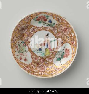 Soucoupe avec une Dame avec panier à fleurs et plantes à fleurs en panneaux. Plat de porcelaine avec paroi d'épandage, peint sur le glaçage en bleu, rouge, rose, vert, noir et or. Sur le plateau un médaillon avec une dame dans un paysage avec un panier floral; pour passer les boissons de fleurs à économie de médaillon et trois cartouilles avec des plantes à fleurs (O.A. Lotus) dans un sol doré. Le plat a été cassé. Famille Rose. Banque D'Images