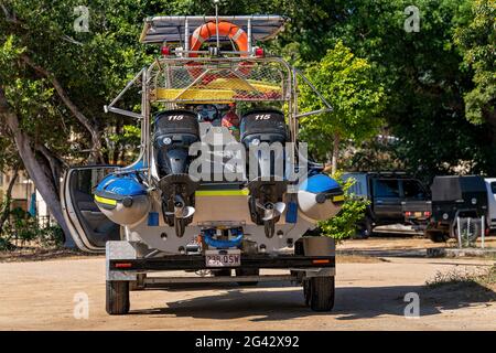 Dingo Beach, Queensland, Australie - juin 2021 : un bateau de pêche motorisé chargé sur une remorque pour le transport de la maison après une journée sur l'eau Banque D'Images