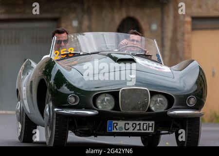 Civita Castellana, Italie. 18 juin 2021. Un 1956 Lotus Eleven Climax arrivant à Orvieto crédit: Stephen Bisgrove/Alay Live News Banque D'Images