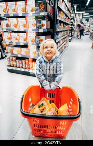 Budva, Monténégro - 17 mars 2021 : une fille aide à faire des achats dans le magasin. Banque D'Images