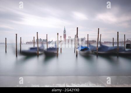 Vue sur les gondoles vénitiennes sur la place Saint-Marc, en arrière-plan l'île de San Giorgio, Venise, Vénétie, Italie, Europe Banque D'Images