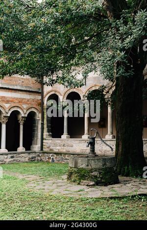 Une pompe à eau ancienne. Une colonne d'eau dans une villa en Italie, sur le lac de Côme donnant sur les anciennes colonnes Banque D'Images