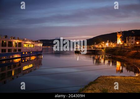 Bateau de croisière sur la jetée lors d'une croisière sur le Rhin au crépuscule, Ruedesheim am Rhein, Hesse, Allemagne, Europe Banque D'Images