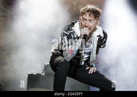 Donington Park, Leicestershire, Royaume-Uni. 18 juin 2021. Frank carter et The crotlesnakes se font en direct sur scène au Download Pilot Festival, Royaume-Uni. L'événement pilote est un festival de camping d'une capacité de 10,000 et fait partie de la deuxième phase du Programme de recherche sur les événements du gouvernement. Le premier festival de fin de semaine complet avec campeurs au Royaume-Uni depuis le confinement en mars 2020. Tout le monde sur site aura effectué un test de débit latéral avant l'entrée, aura reçu un résultat négatif et aura également effectué un test PCR. Tout le monde est autorisé à chanter, danser, et même se câlin sans masque ni distanciation sociale. Banque D'Images