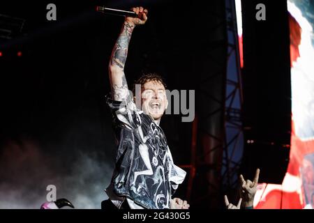 Donington Park, Leicestershire, Royaume-Uni. 18 juin 2021. Frank carter et The crotlesnakes se font en direct sur scène au Download Pilot Festival, Royaume-Uni. L'événement pilote est un festival de camping d'une capacité de 10,000 et fait partie de la deuxième phase du Programme de recherche sur les événements du gouvernement. Le premier festival de fin de semaine complet avec campeurs au Royaume-Uni depuis le confinement en mars 2020. Tout le monde sur site aura effectué un test de débit latéral avant l'entrée, aura reçu un résultat négatif et aura également effectué un test PCR. Tout le monde est autorisé à chanter, danser, et même se câlin sans masque ni distanciation sociale. Banque D'Images