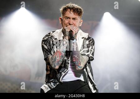 Donington Park, Leicestershire, Royaume-Uni. 18 juin 2021. Frank carter et The crotlesnakes se font en direct sur scène au Download Pilot Festival, Royaume-Uni. L'événement pilote est un festival de camping d'une capacité de 10,000 et fait partie de la deuxième phase du Programme de recherche sur les événements du gouvernement. Le premier festival de fin de semaine complet avec campeurs au Royaume-Uni depuis le confinement en mars 2020. Tout le monde sur site aura effectué un test de débit latéral avant l'entrée, aura reçu un résultat négatif et aura également effectué un test PCR. Tout le monde est autorisé à chanter, danser, et même se câlin sans masque ni distanciation sociale. Banque D'Images