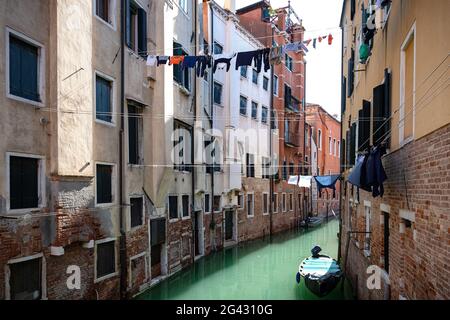 Vue sur une façade de maison avec des vêtements à Cannaregio, Venise, Vénétie, Italie, Europe Banque D'Images