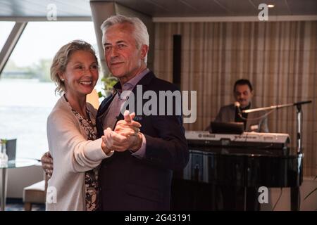 Couple dansant dans le salon Panorama à bord du bateau de croisière au cours d'une croisière sur le Rhin, près d'Assmannshausen, Hesse, Allemagne, Europe Banque D'Images