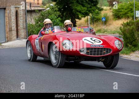 Orvieto, Italie. 18 juin 2021. Une Ferrari 1954 750 MONZA Spider Scaglietti arrivée à Orvieto crédit: Stephen Bisgrove/Alay Live News Banque D'Images