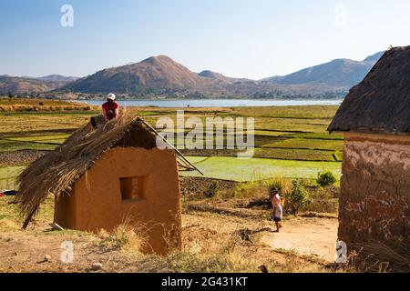 Maisons sur le lac Itasy, Lac Itasy, tribu Merina, montagnes à l'ouest d'Antananarivo, Madagascar, Afrique Banque D'Images