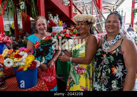 Trois femmes tahitiens sur un stand de fleurs dans le marché de 'marché Papeete', Papeete, Tahiti, Iles du vent, Polynésie française, Pacifique Sud Banque D'Images