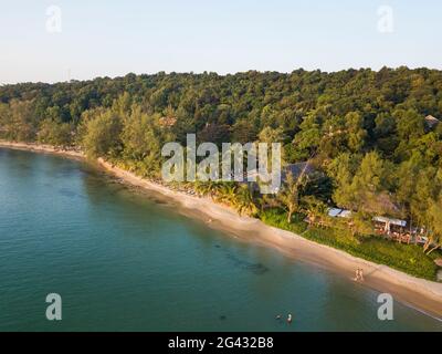 Vue aérienne des bars et restaurants sur la plage d'Ong Lang, Ong Lang, Phu Quoc Island, Kien Giang, Vietnam, Asie Banque D'Images