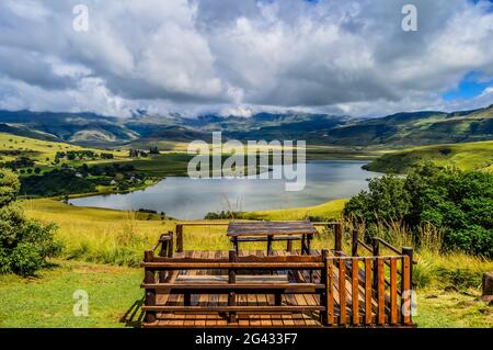 Escarpement de montagne Drakensberg et barrage du parc Bell autour du parc Cathkin dans le Kwazulu natal Banque D'Images