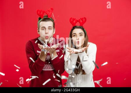 Concept de Noël - bon homme et femme caucasien dans des chapeaux de renne célébrant la dégustation de noël avec des flûtes de champagne, congrat Banque D'Images