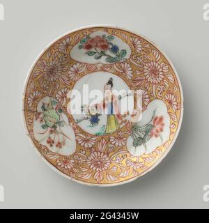 Soucoupe avec une Dame avec panier à fleurs et plantes à fleurs en panneaux. Plat de porcelaine avec paroi d'épandage, peint sur le glaçage en bleu, rouge, rose, vert, noir et or. Sur le plateau un médaillon avec une dame dans un paysage avec un panier floral; pour passer les boissons de fleurs à économie de médaillon et trois cartouilles avec des plantes à fleurs (O.A. Lotus) dans un sol doré. Le plat a été cassé. Famille Rose. Banque D'Images